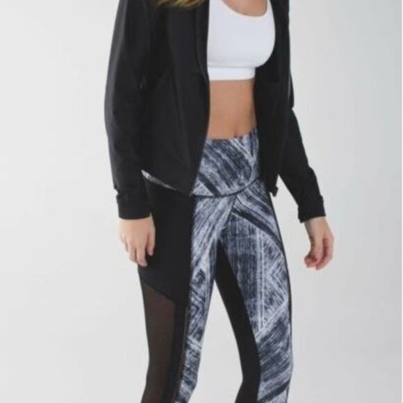 Lululemon - Hot To Street Crop - Heat Wave White/Black pattern with Black Mesh - Picture 12 of 12